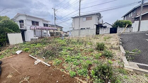 《外観》車通りも少ないため、落ち着いた雰囲気です。お子様がいらっしゃる方もご安心かと思います。