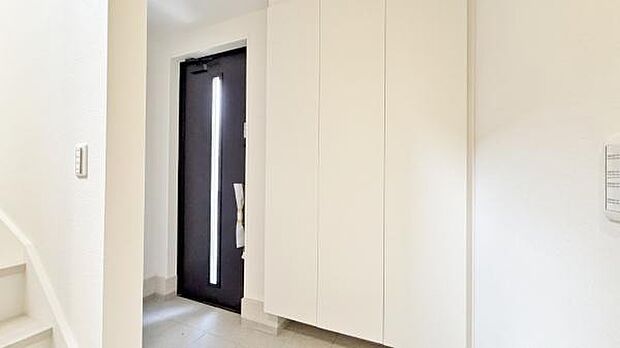 《玄関》 玄関を開けると、エントランスホールがお出迎え。上がりがまちやシューズボックスがゆったりと構え、心地よさに包まれます。