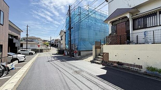 《外観》　■青空の下、洗練されたデザインが輝く住まい。新しい暮らしを始めるのにふさわしい、光と風が心地よい空間です。