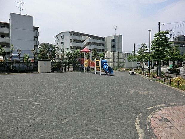 南原ふれあい公園まで849m、近所の子供たちに人気の公園。周囲の交通量も少なく安心して遊べます。