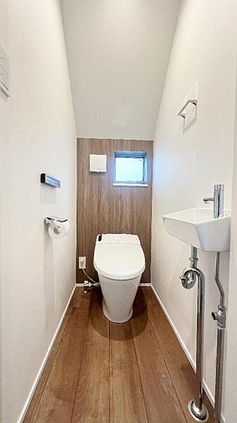 《トイレ》　■手洗い水栓のあるホテルライクなタンクレストイレです。程よい空間が一時の安らぎタイム。