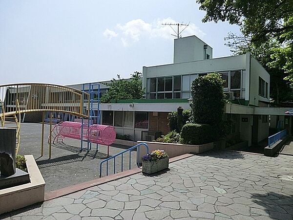 さゆり幼稚園まで473m、カトリック的世界観に則り幼児の心身の発育を図り、家庭での教育と躾を助け有能な社会の成員を育てること建学の精神とした幼稚園