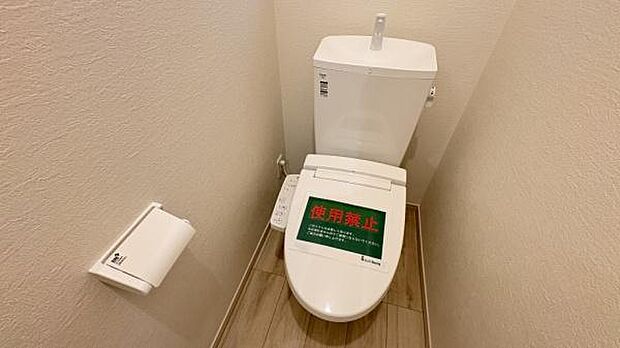 《トイレ》 清潔感のある落ち着いたトイレ。