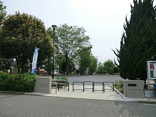 すみよし台第一公園まで1827m、ブランコやすべり台、鉄棒がある公園で、多くの子供たちでにぎわっています。