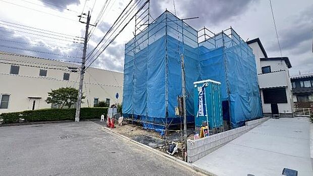 《外観》車通りも少ないため、落ち着いた雰囲気です。お子様がいらっしゃる方もご安心かと思います。