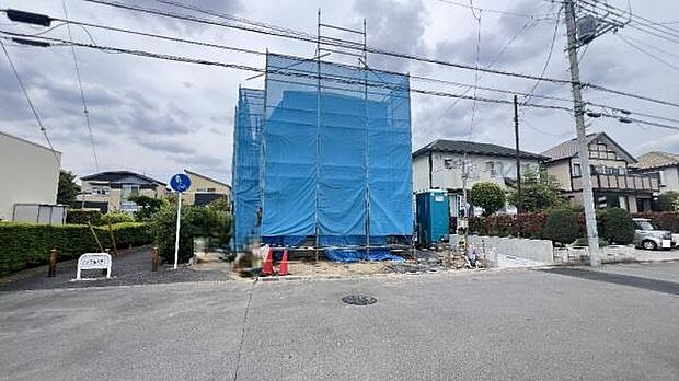 《外観》　■豊かな光が照らすこの場所は、たわいもない会話を楽しみ、ゆったりとした時間を過ごす場所。家族の日常が刻まれる大切な空間です。