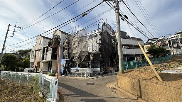 豊かな光が照らすこの場所は、たわいもない会話を楽しみ、ゆったりとした時間を過ごす場所。家族の日常が刻まれる大切な空間です。