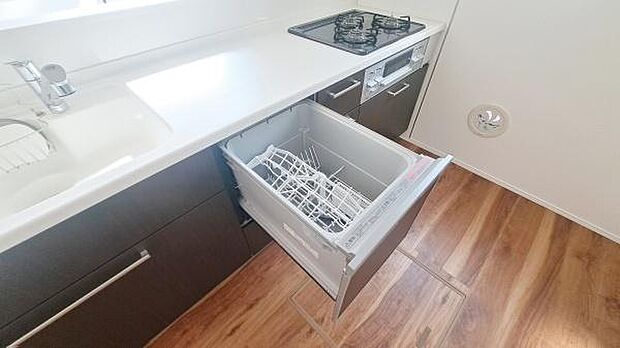 《食器洗い乾燥機》■食事後もゆっくり過ごせる食器洗い乾燥機を設置。手洗いよりもキレイに洗え、節水にもなります。