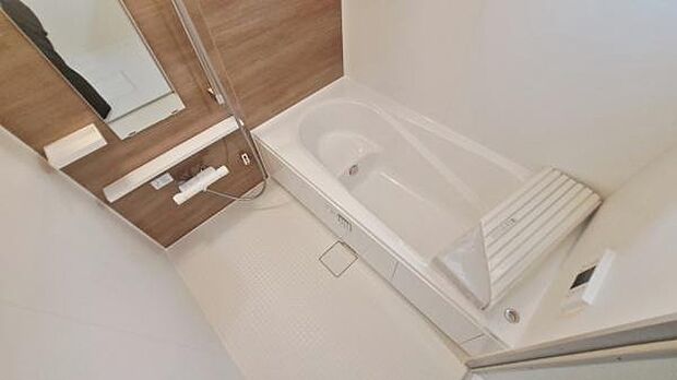 《浴室》 バスルームは一日の疲れを癒す居心地の良い空間です。