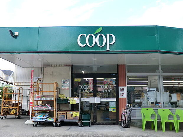 ユーコープ下永谷店まで880m、生活協同組合の店舗。安心・安全な食材をお手元に、生産者と消費者をつなぐスーパーです。地域の人々との出会いもありますね。
