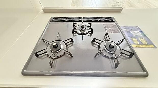 《三口ガスコンロ》 ■3つの炎が奏でる、心地よい暮らし。ビルトインガスコンロとグリルで、本格的な料理も思いのまま。明るく広々としたキッチンで、新しい日常を。