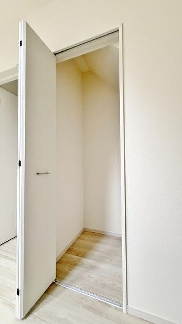《パントリー》　■キッチン横のパントリー。常温保存の食品・キッチン用品などが収納できて便利です。