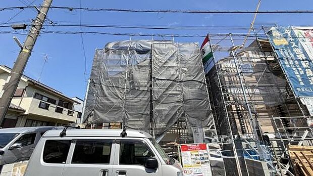 《外観》 ■青空の下、洗練されたデザインが輝く住まい。新しい暮らしを始めるのにふさわしい、光と風が心地よい空間です。