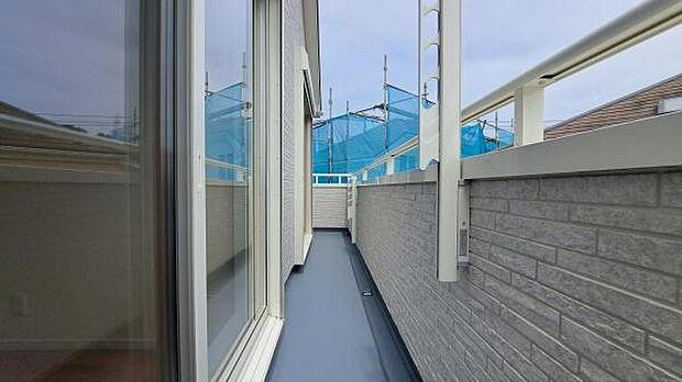 《バルコニー》　■「青い空」と「白い雲」、「気分が晴れる場所」がここにあります。