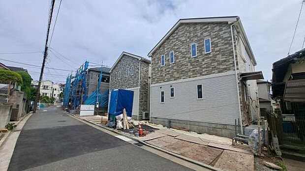 《外観》 ■一戸建ての多いエリア、静かで落ち着いた雰囲気。シンプルで美しいフォルム空気までクリーンになるような佇まい。心地よいライフスタイルが実現できるそんな予感。