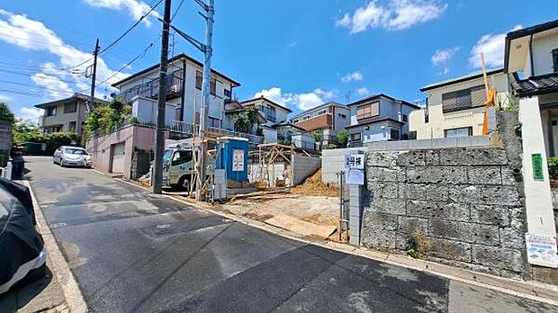 《外観》 ■一戸建ての多いエリア、静かで落ち着いた雰囲気。シンプルで美しいフォルム空気までクリーンになるような佇まい。心地よいライフスタイルが実現できるそんな予感。