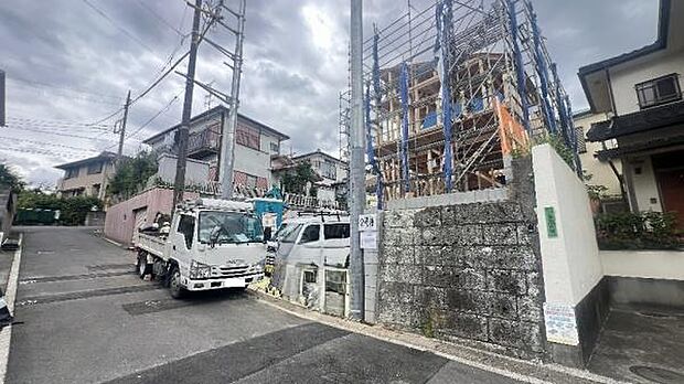 《前面道路》 ■道路と敷地はフラットな地形です。