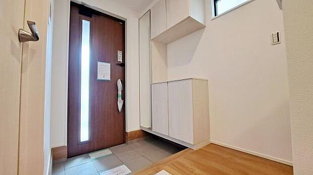 《玄関》■玄関ホールにもゆとりをもった設計ですので第一印象が違います。玄関は家の顔ですので、開放感は大事ですね。