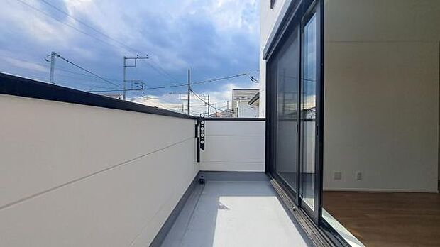 《バルコニー》 ■「青い空」と「白い雲」、「気分が晴れる場所」がここにあります。