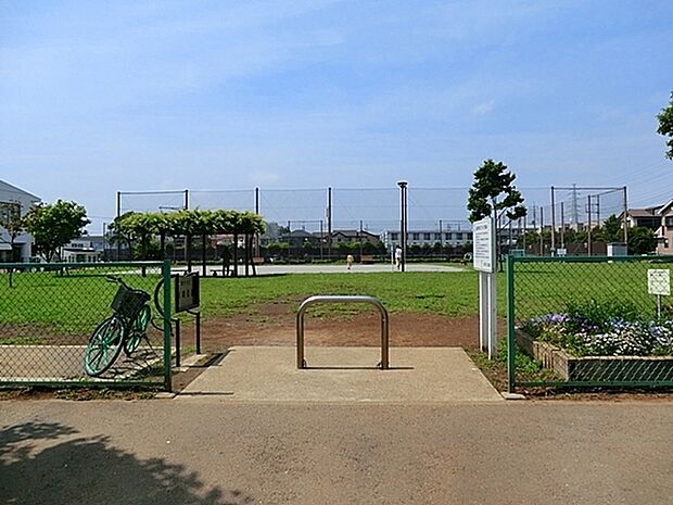 矢端公園まで1049m、矢端公園は藤沢市にある住宅街の、子どもが走り回れる広さの公園です。公園の設備には水飲み・手洗いがあります。