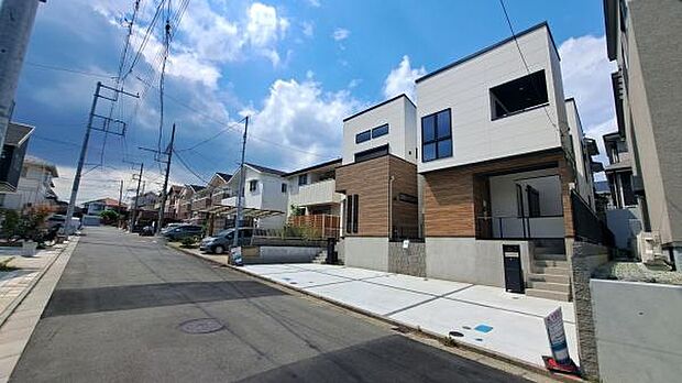 《外観》 ■一戸建ての多いエリア、静かで落ち着いた雰囲気。シンプルで美しいフォルム空気までクリーンになるような佇まい。心地よいライフスタイルが実現できるそんな予感。