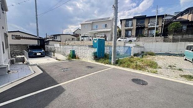 《外観》車通りも少ないため、落ち着いた雰囲気です。お子様がいらっしゃる方もご安心かと思います。