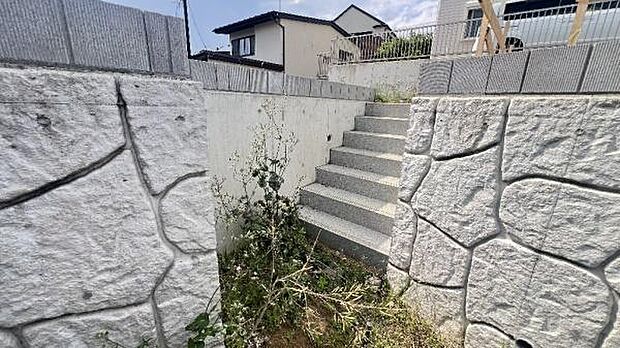 《前面道路》 ■「空」×「光」×「風」。開放感を具現化したような現地は、まさに「永住の地」としての選択肢です。