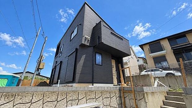 機能性とデザイン性を兼ねそろえた理想の住まい。美しい外観やくつろぎの室内空間にふさわしい素材・形・色彩、上質感に満ちております。