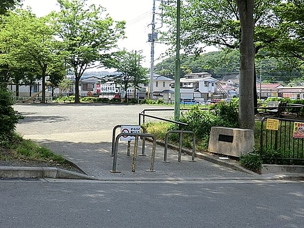 白山道公園まで543m、住宅街の十分な広さの公園です。きれいに整備された気持ちの良い空間で遊べます。