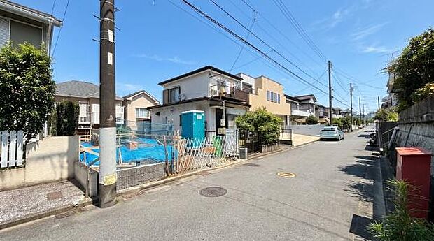 《外観》車通りも少ないため、落ち着いた雰囲気です。お子様がいらっしゃる方もご安心かと思います。