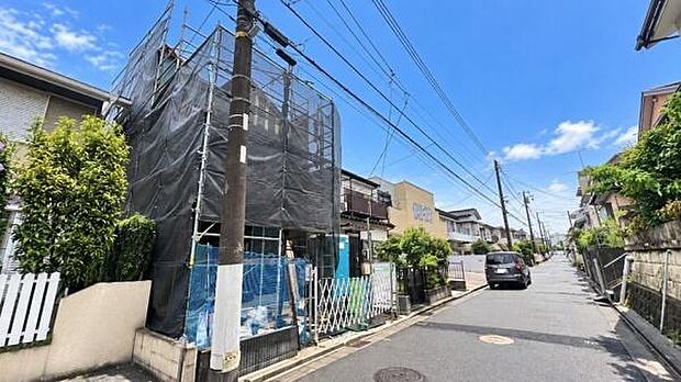 《外観》　■青空の下、洗練されたデザインが輝く住まい。新しい暮らしを始めるのにふさわしい、光と風が心地よい空間です。