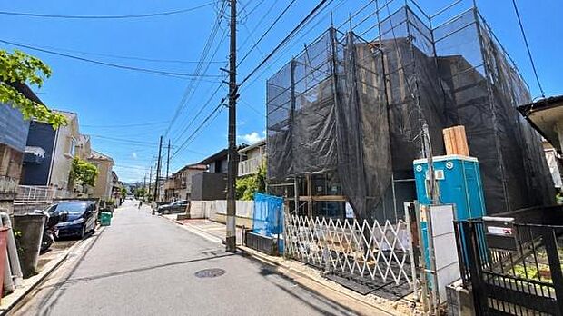 堂々とした佇まいからの余裕を感じさせる調和のとれたフォルムの外観♪緑が豊かでどこかゆとりを感じさせてくれる佇まいなので、毎日の通勤・通学からの帰宅を温かく迎えてくれます！