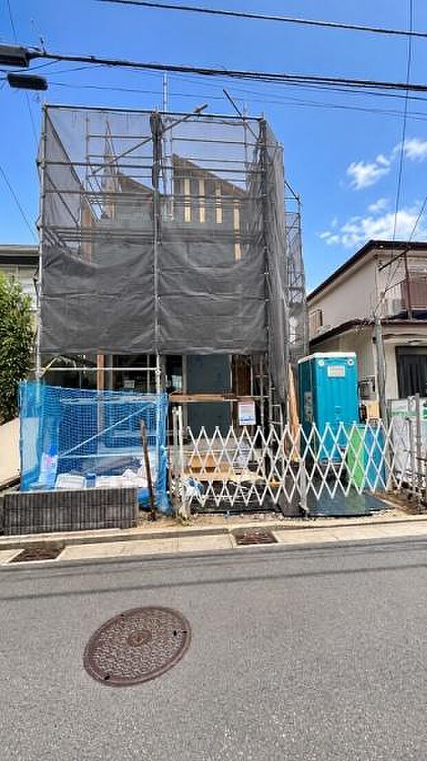 《外観》　豊かな光が照らすこの場所は、たわいもない会話を楽しみ、ゆったりとした時間を過ごす場所。家族の日常が刻まれる大切な空間です。