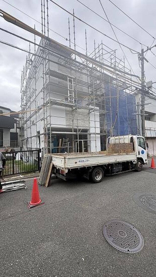 《前面道路》 道路と敷地はフラットな地形です。