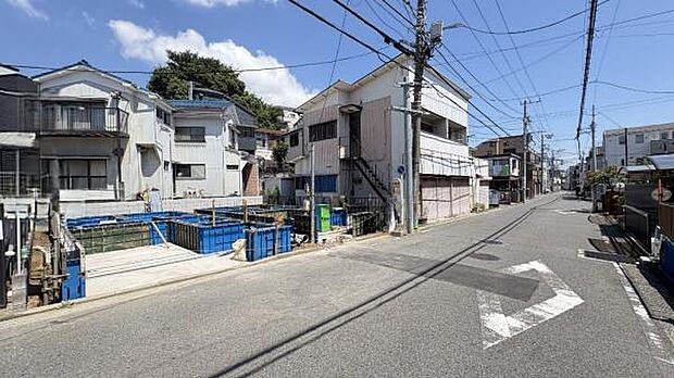 《前面道路》 ■道路と敷地はフラットな地形です。