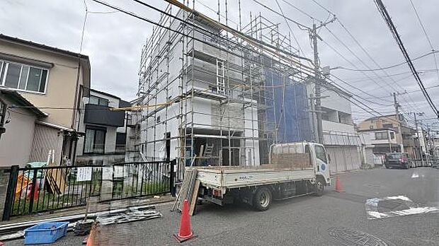 《外観》 一戸建ての多いエリア、静かで落ち着いた雰囲気。シンプルで美しいフォルム空気までクリーンになるような佇まい。心地よいライフスタイルが実現できるそんな予感。
