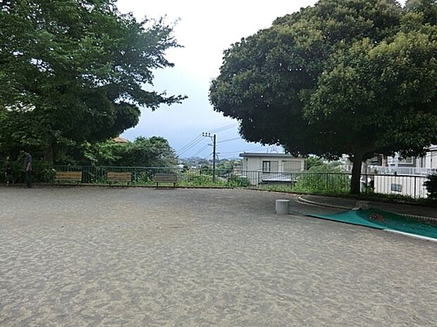 岩井町公園まで535m、岩井町バス停より北に入った、JR保土ケ谷駅東口前の小高い丘の上にあります