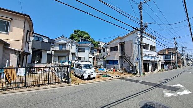 《前面道路》 ■道路と敷地はフラットな地形です。