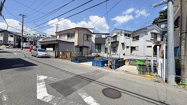 《前面道路》 ■道路と敷地はフラットな地形です。