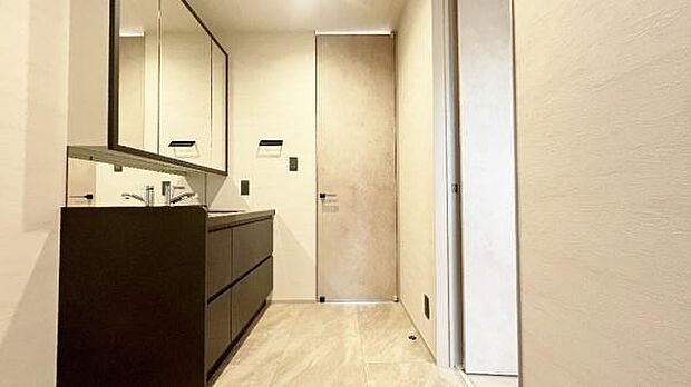 《洗面化粧台》　■使いやすいシャープなデザインの洗面化粧台。
