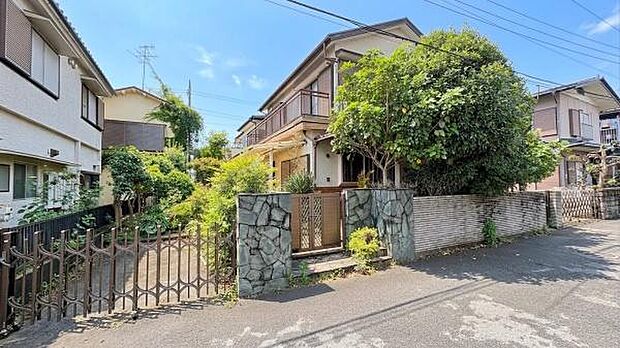 東道路の接道なので、日当りの良さを体感していただける立地です♪敷地面積が154平方メートル以上ある低層の住宅地内のため、カースペースを2台設けてもお庭のスペースを確保することができます！