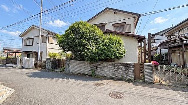 現地の周辺は低層の住宅が立ち並ぶ閑静な住宅街♪間口が広く東道路に面する立地になりますので、日当りを確保しやすい良好な整形地の土地になります！
