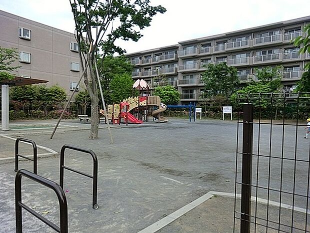 今井さくら公園まで302m、公園の名前にもなっている桜の花びらがモチーフになっている複合遊具が子供たちに大人気。桜の木も植えられています。