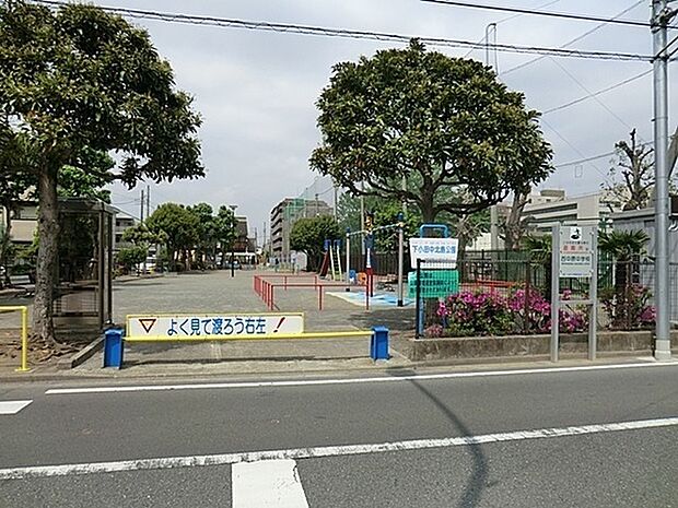 下小田中北島公園まで369m、海賊をモチーフにしたブランコあり。見通しが良い明るい公園。ベンチも水道も完備されていて、過ごしやすい公園です。
