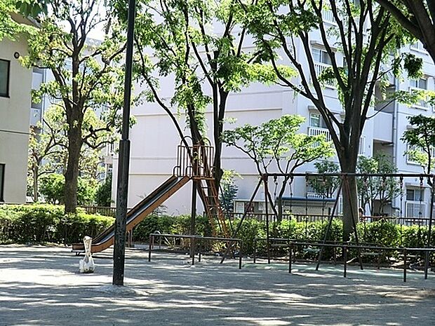 小倉八雲公園まで762m、住宅街にある見通しの良い、小さな公園です。滑り台、ブランコ、砂場があります。