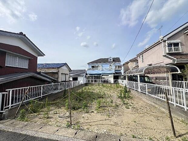東道路の接道なので、日当りの良さを体感していただける立地です。敷地面積が150平米以上ある低層の住宅地内のため、カースペースを2台設けてもお庭のスペースを確保することができます。