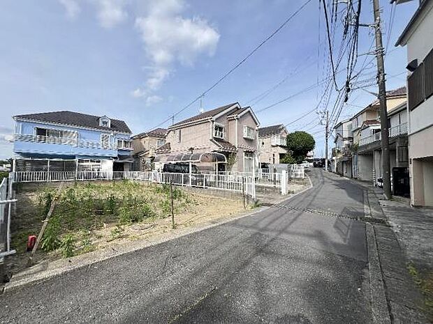 《外観》車通りも少ないため、落ち着いた雰囲気です。お子様がいらっしゃる方もご安心かと思います。