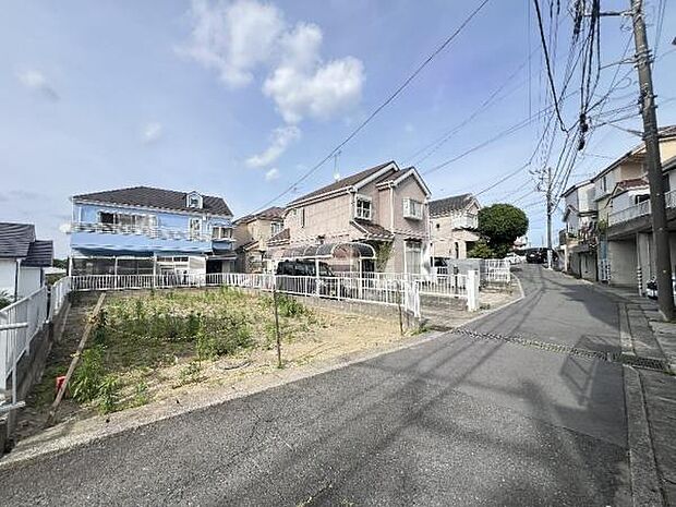 《前面道路》　■「空」×「光」×「風」。開放感を具現化したような現地は、まさに「永住の地」としての選択肢です。