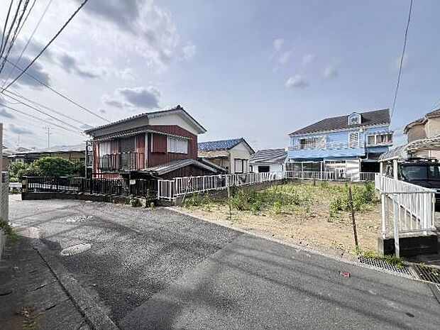 《前面道路》　■道路と敷地はフラットな地形です。