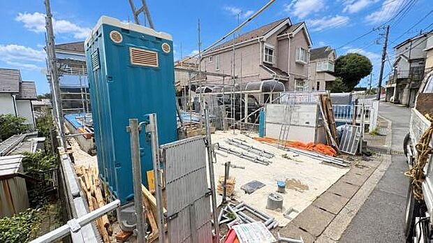 《外観》車通りも少ないため、落ち着いた雰囲気です。お子様がいらっしゃる方もご安心かと思います。